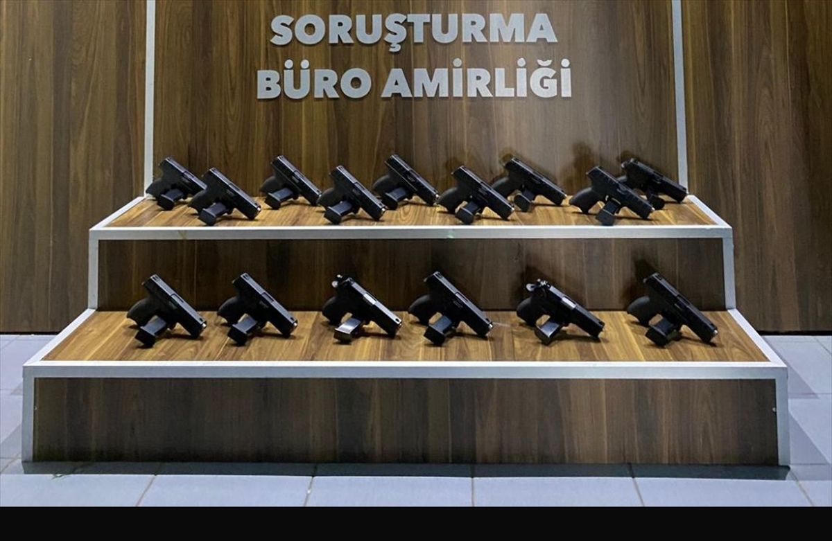 İzmir'de bir evde ruhsatsız 15 tabanca ele geçirdi