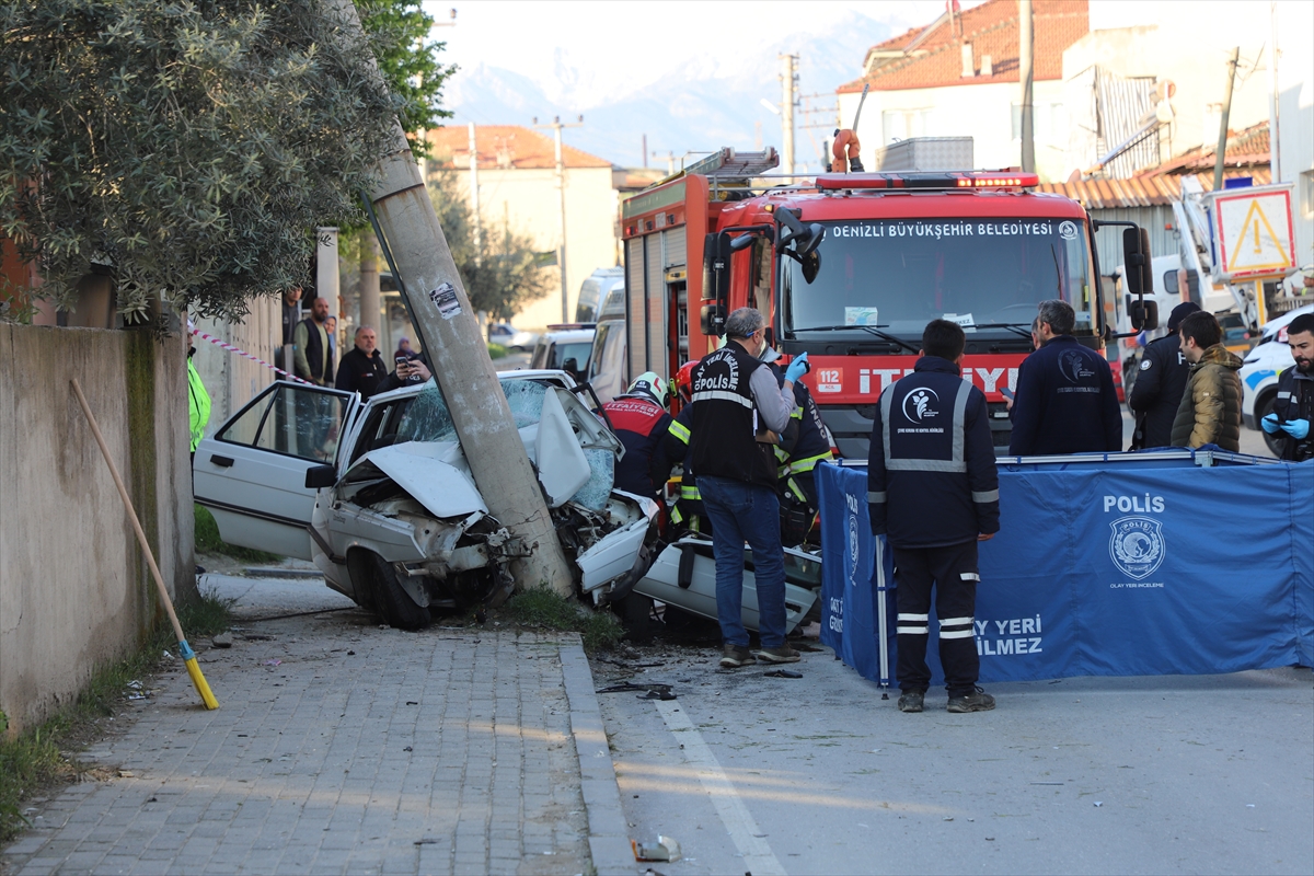 Denizli'de aydınlatma direğine çarpan otomobildeki sürücü öldü