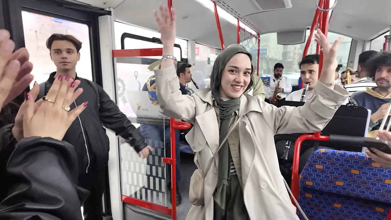 Otobüste Bando Sürprizi! Uşak’ta Öğrencilere Moral Konseri