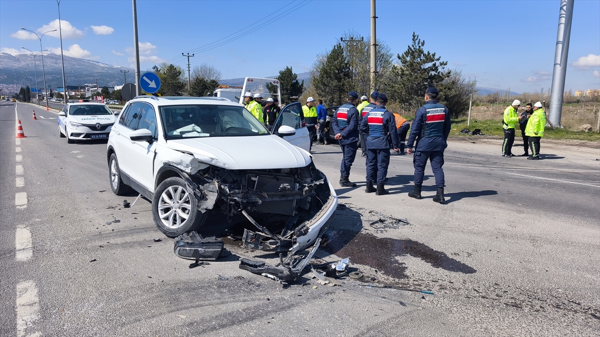 Kütahya'da iki otomobilin çarpışması sonucu 5 kişi yaralandı