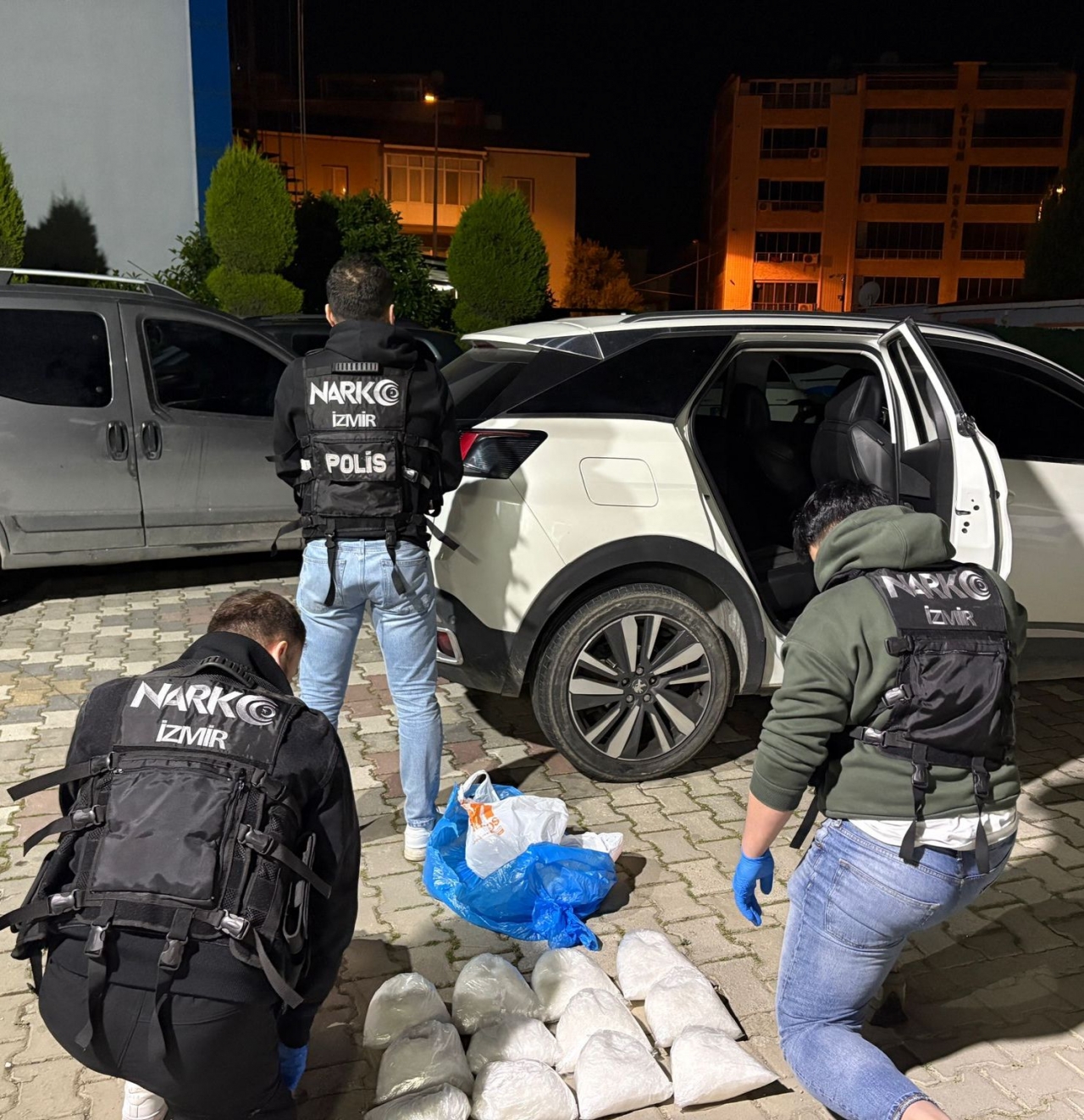 İzmir'de bir otomobilde 11 kilo 623 gram sentetik uyuşturucu ele geçirildi