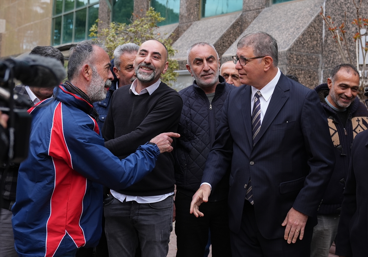İzmir Büyükşehir Belediyesinden kıdem tazminatlarını alamayan emekliler basın açıklaması yaptı