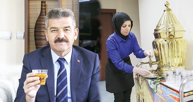 Uşak Valiliğinde ziyaretçilere tarhana ikram ediliyor
