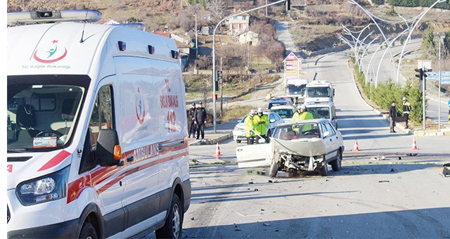 Uşak'ta iki otomobilin çarpıştığı kazada 1 kişi öldü, 3 kişi yaralandı