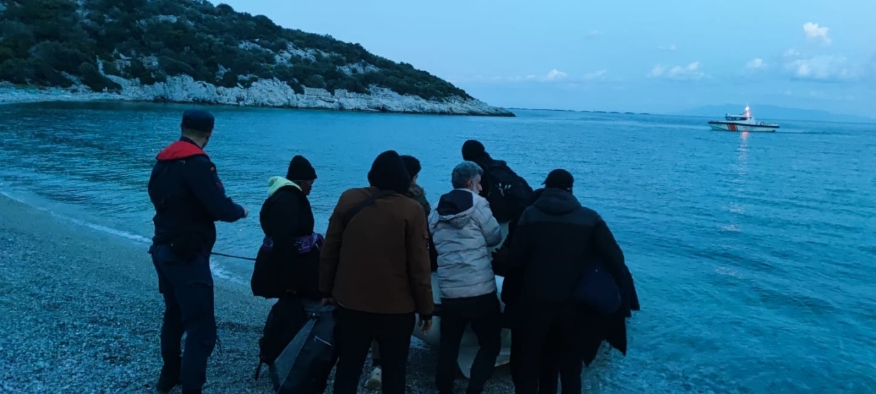 İzmir'de 13 düzensiz göçmen yakalandı
