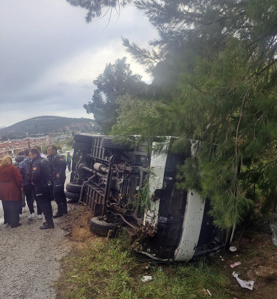 Aydın'da midibüsün devrildiği kazada 12 kişi yaralandı