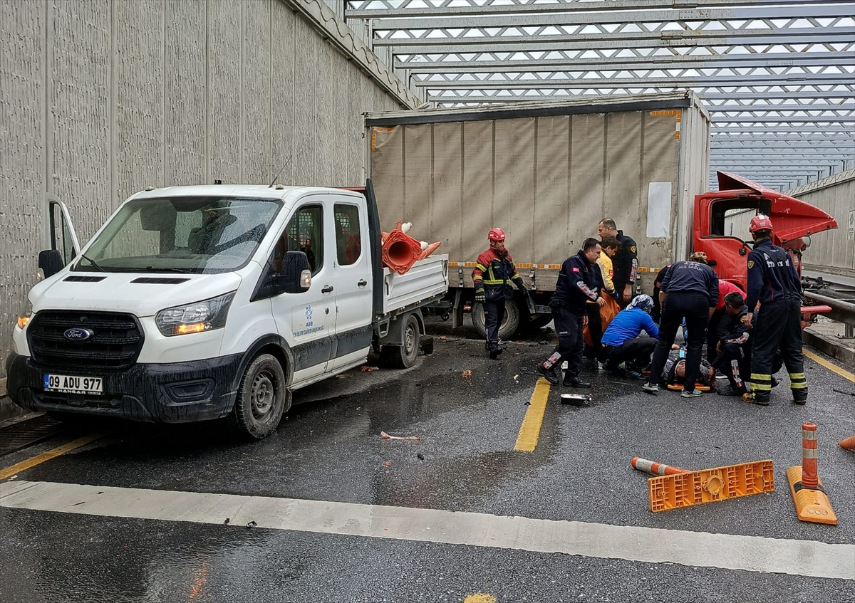 Aydın'da kamyonetin, belediye kamyonetine çarpması sonucu 6 kişi yaralandı