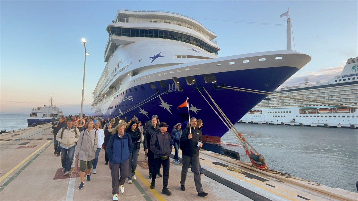 Kuşadası'na 3 kruvaziyerle 1657 turist geldi