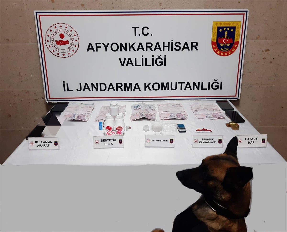 Afyonkarahisar'da uyuşturucu operasyonunda 4 zanlı yakalandı
