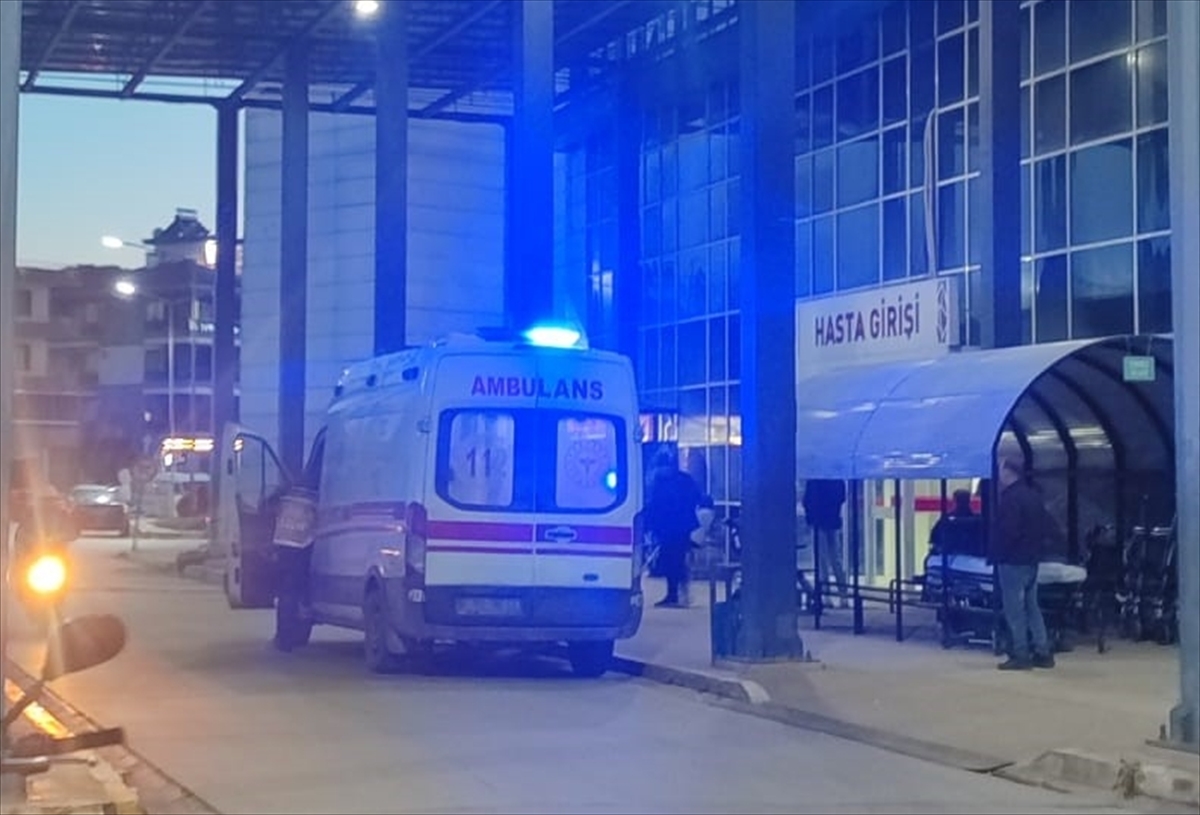 İzmir'de bıçaklı kavgada 1 kişi yaralandı