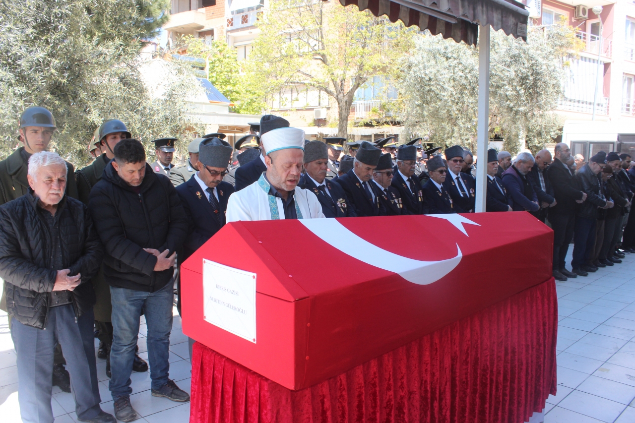 İzmir'de vefat eden Kıbrıs gazisi son yolculuğuna uğurlandı