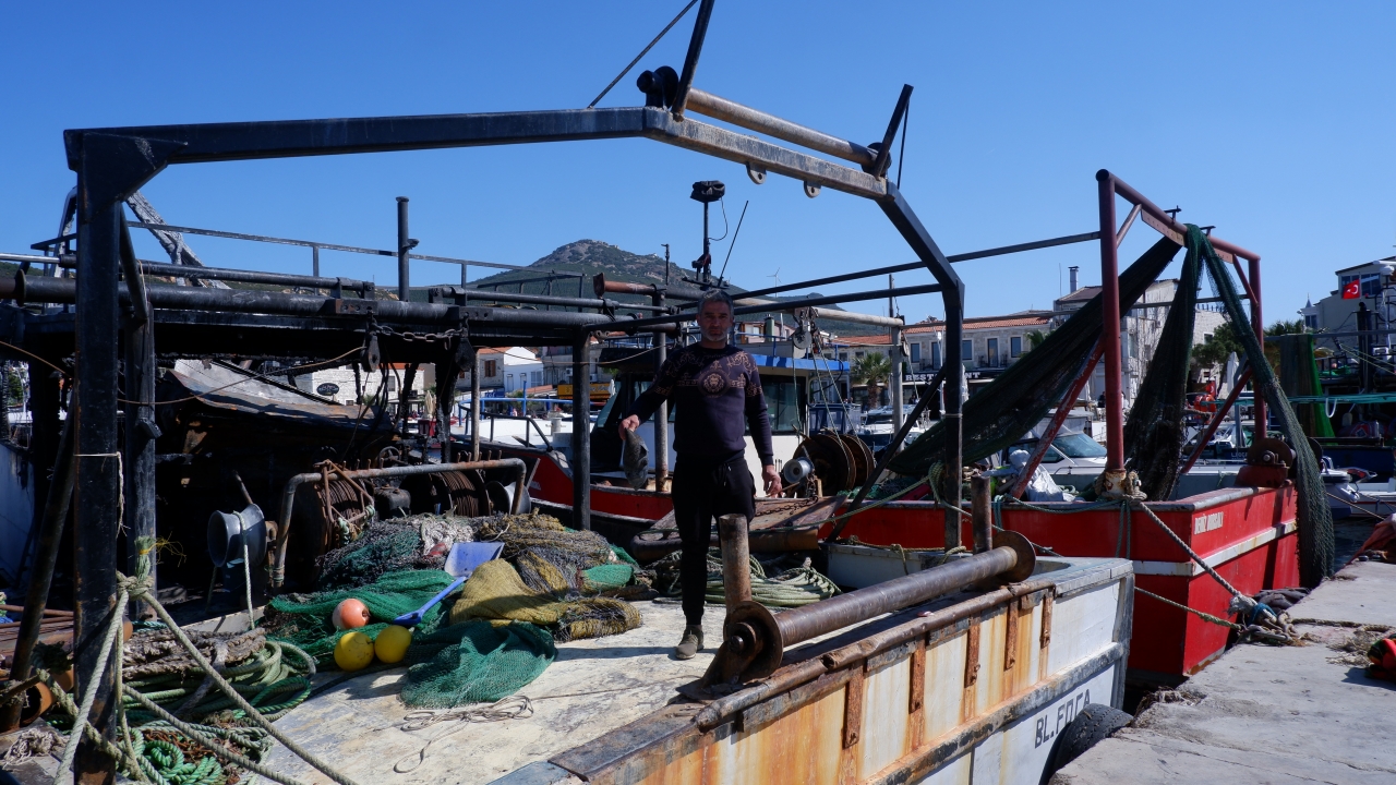 İzmir'de balıkçı barınağında çıkan yangında 3 tekne hasar gördü