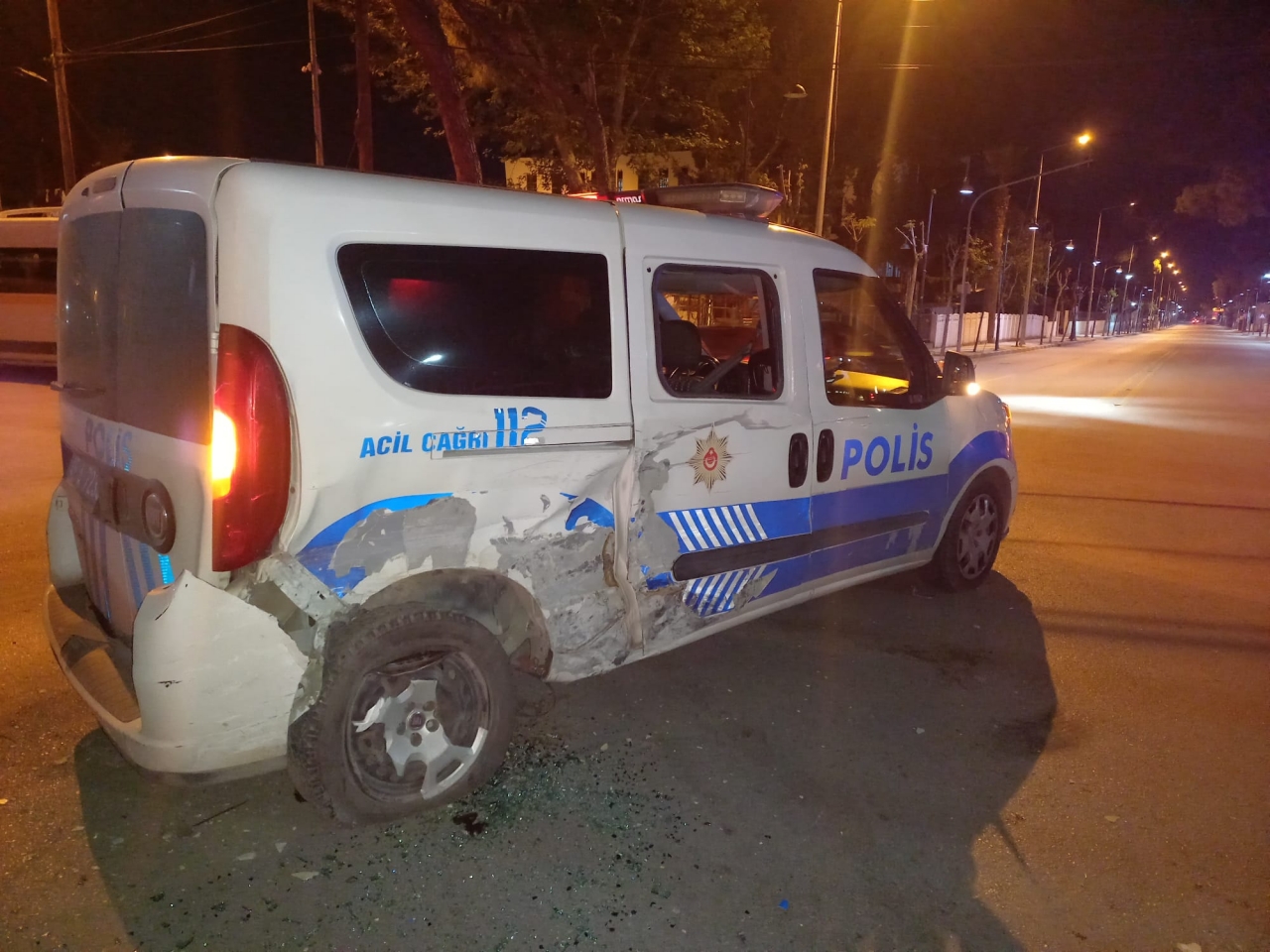 Manisa'da "dur" ihtarına uymayan sürücü, polis aracına çarpınca yakalandı