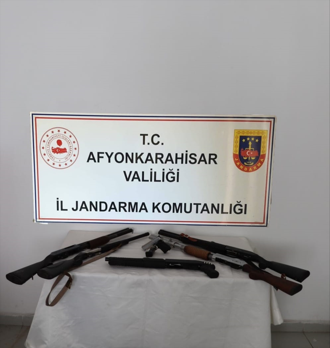 Afyonkarahisar'da adreslerinde silah ele geçirilen 9 şüpheliye adli işlem