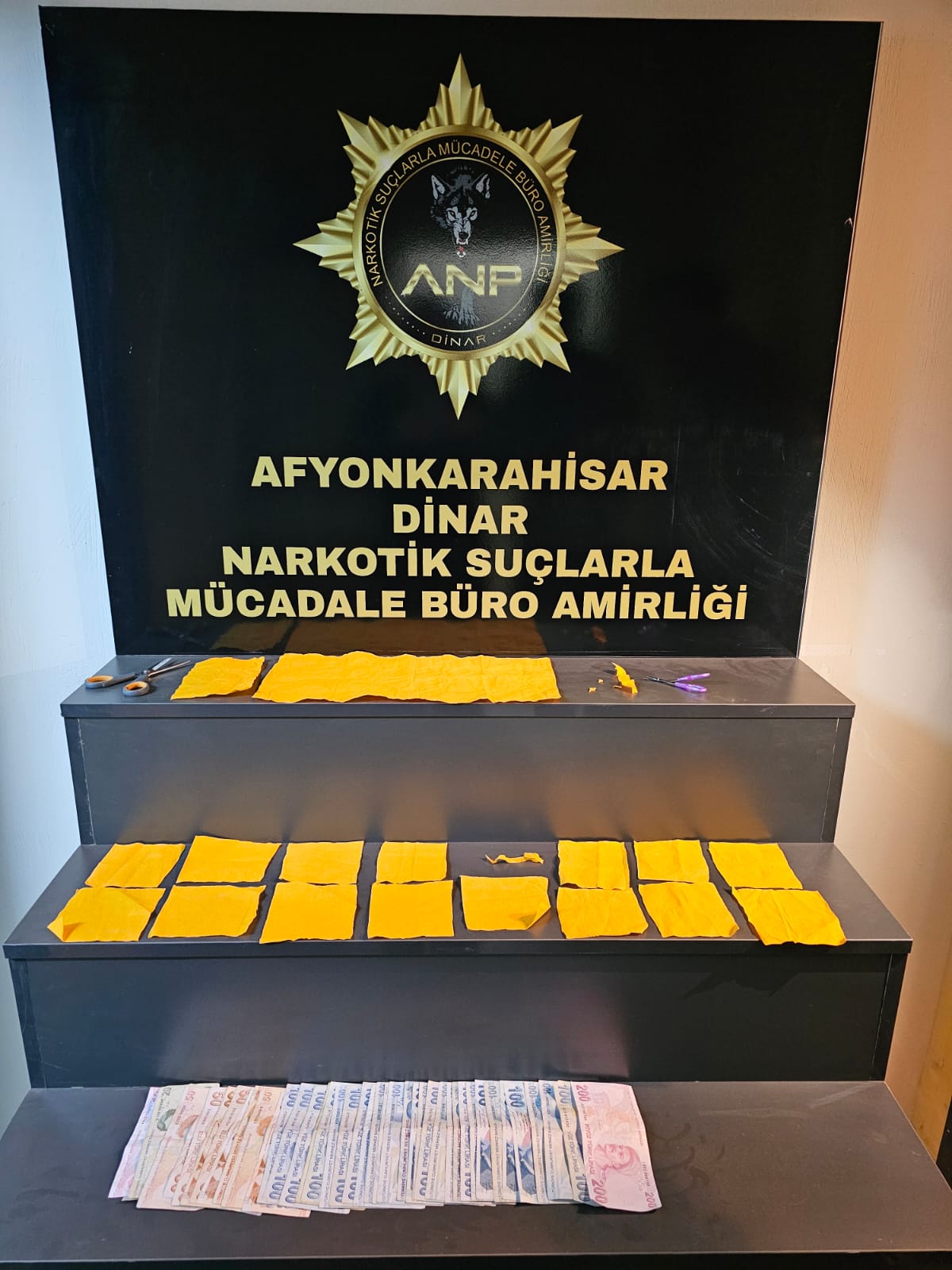 Afyonkarahisar'da uyuşturucu ele geçirilen otomobildeki 2 zanlı tutuklandı