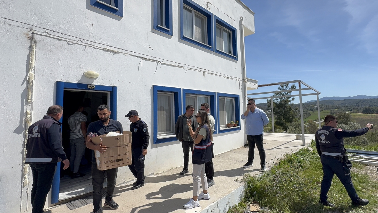 Bodrum'da hazine arazisine yapılan kaçak villa ve depolar yıkıldı