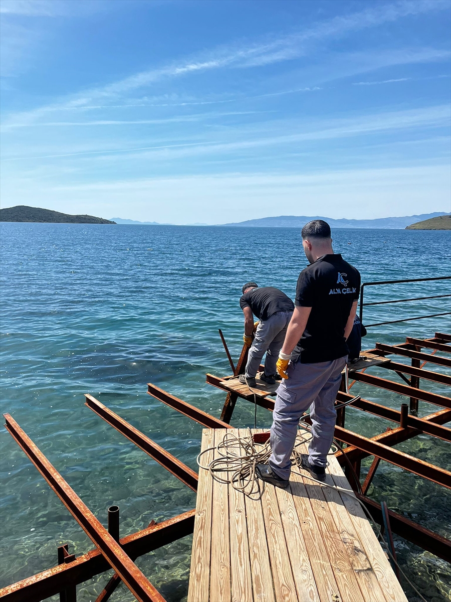 Bodrum'da bir sitenin kaçak iskelesi ekiplerce yıkıldı