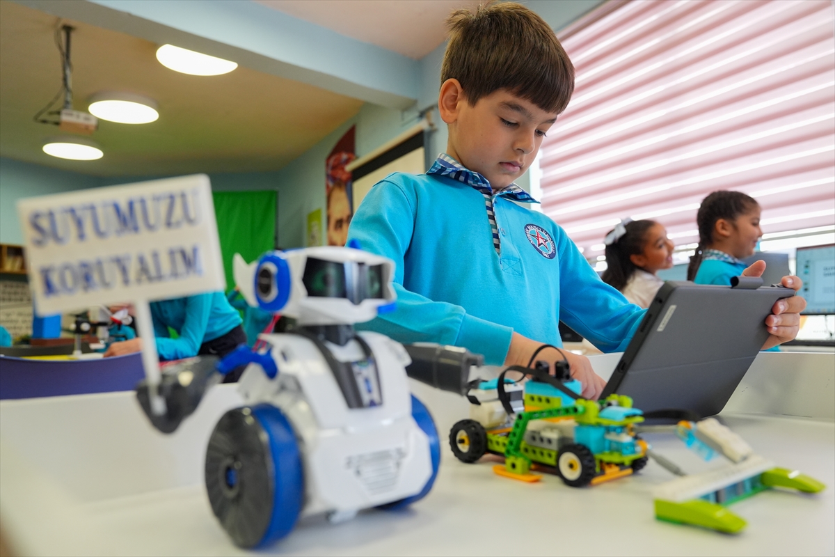 İzmir'de dijital dönüşümü temel alan "Geleceğin Sınıfı Laboratuvarı" açıldı