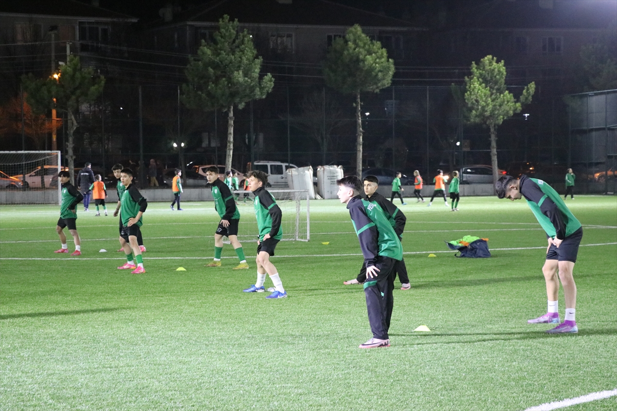 Kütahya'da Yeşilayspor Kulübü gençleri futbolla bağımlılıktan uzak tutuyor