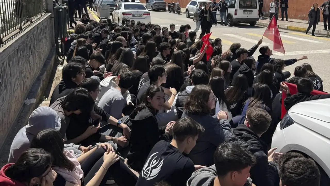 Uşak Fen Lisesi Ayakta! Öğrencilerden Oturma Eylemi