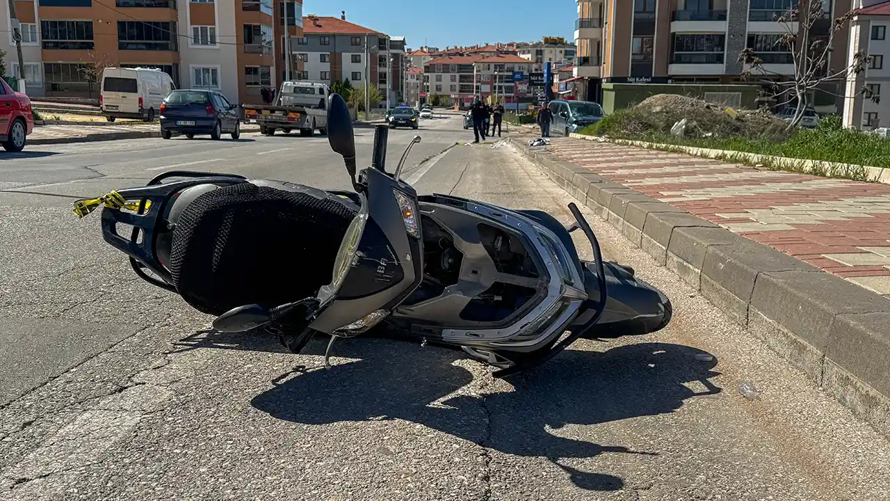 Uşak’ta Hafif Ticari Araçla Motosiklet Çarpıştı: 1 Ölü