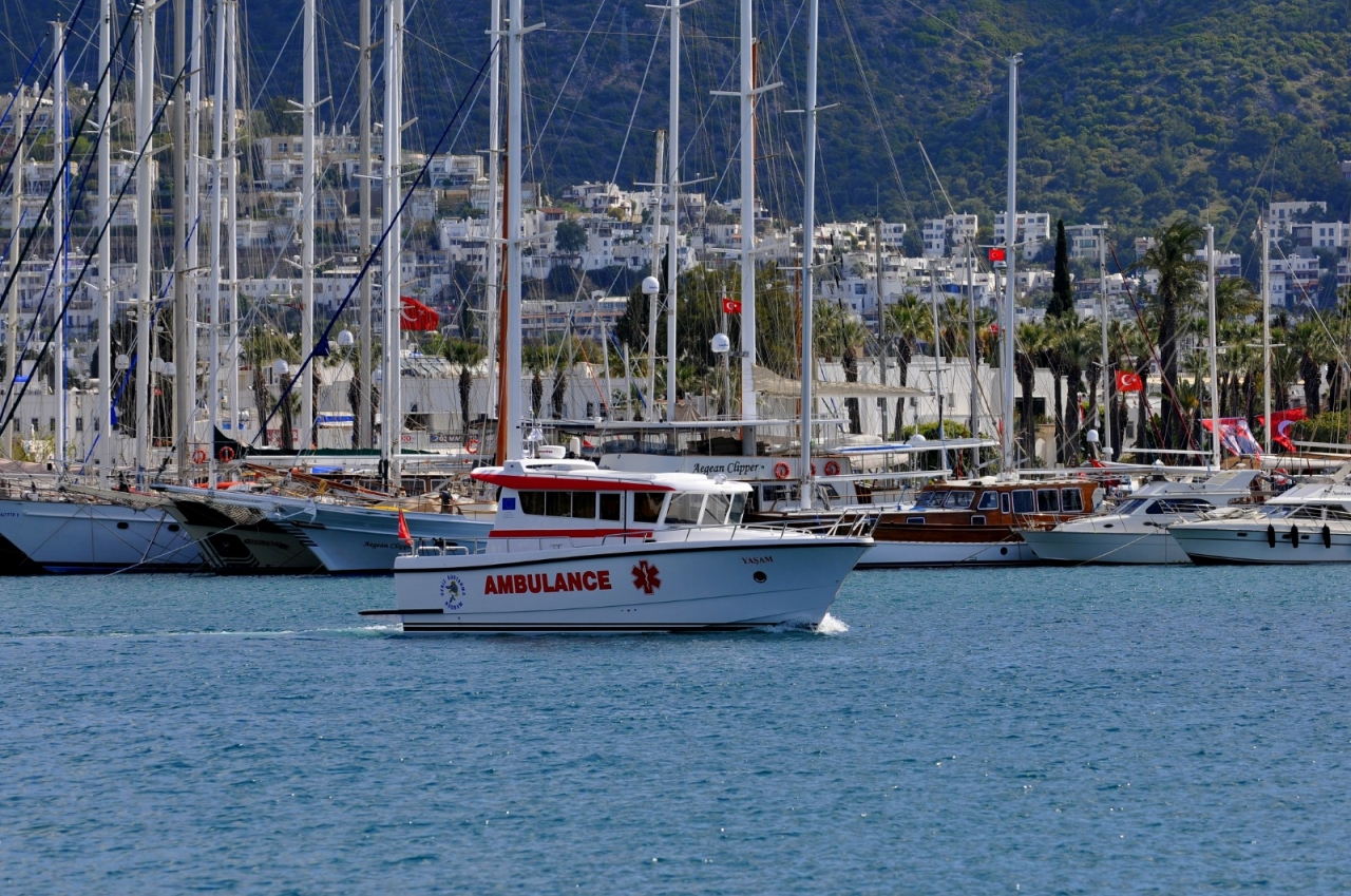 Yunanistan'da teknede düşerek yaralanan kişi deniz ambulansıyla Bodrum'a getirildi