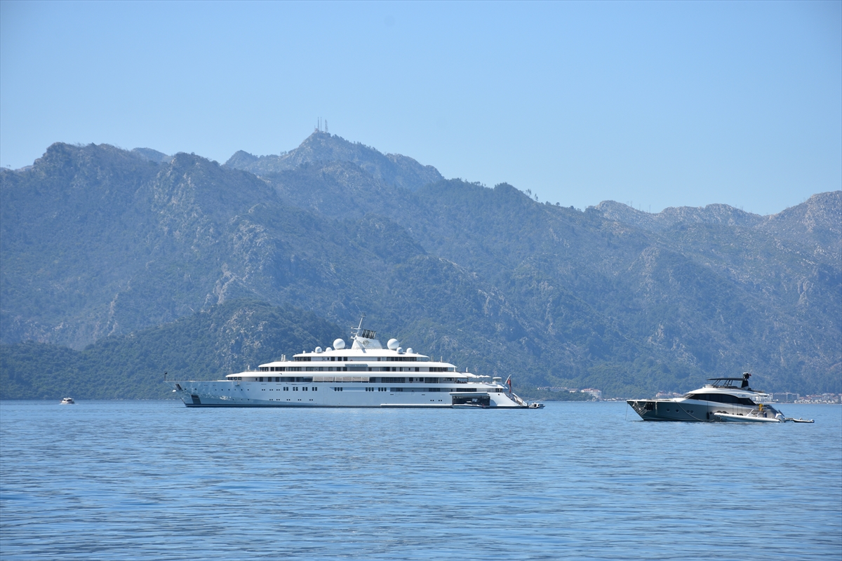 Mega yat "Golden Odyssey" Marmaris Körfezi'ne demirledi