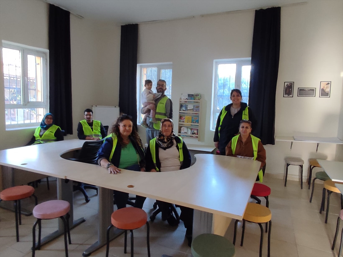 İzmir'de yardım ekibi gönüllüleri Bayındır'da okula kütüphane kurdu