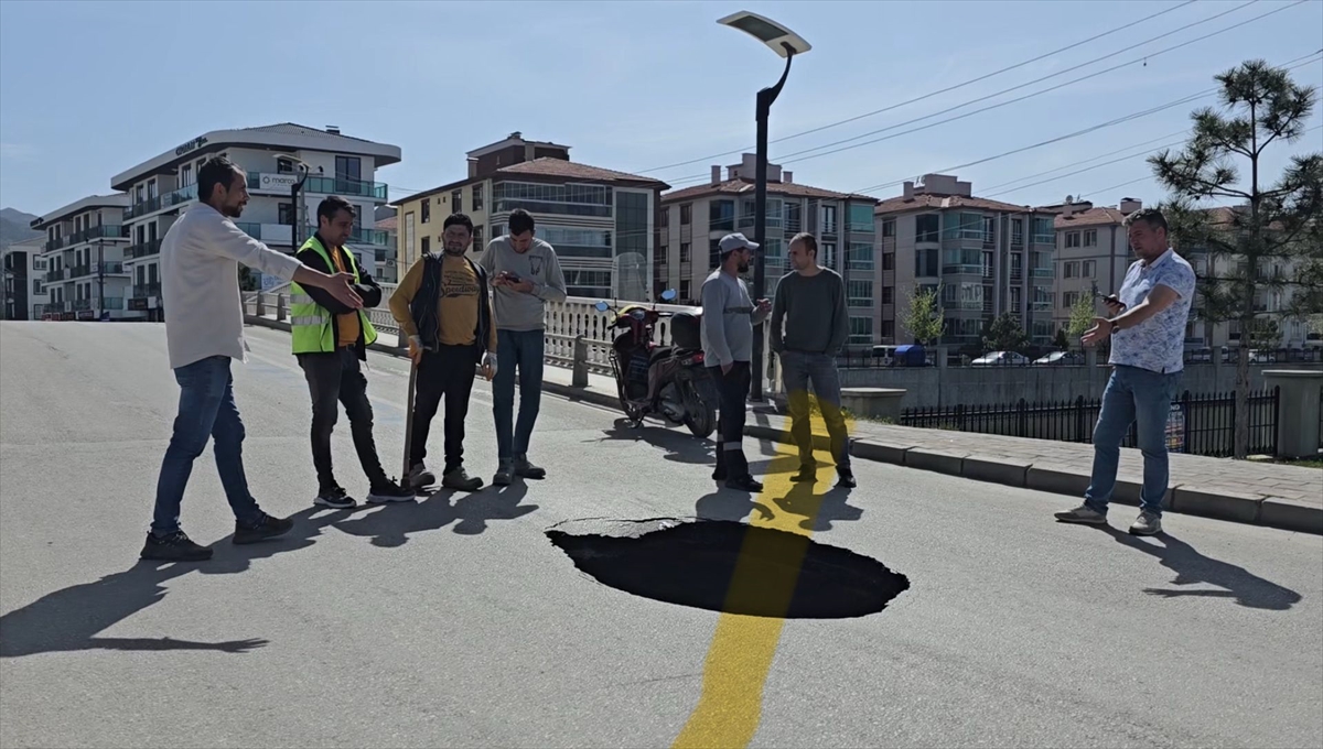 Afyonkarahisar'da bir mahalledeki yolda çökme oluştu