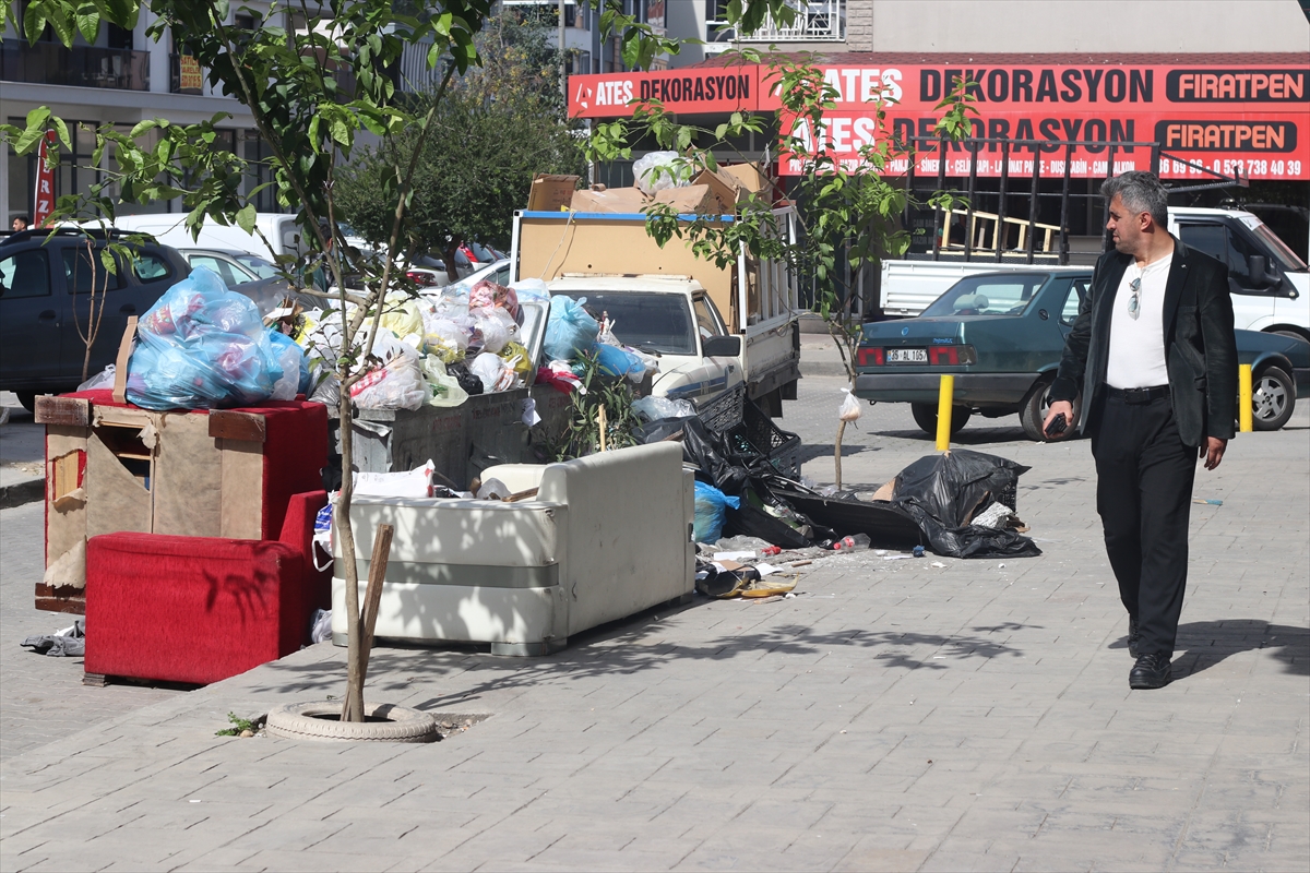 İzmir Çiğli'de işçilerin grevi nedeniyle sokaklarda çöp yığınları oluştu