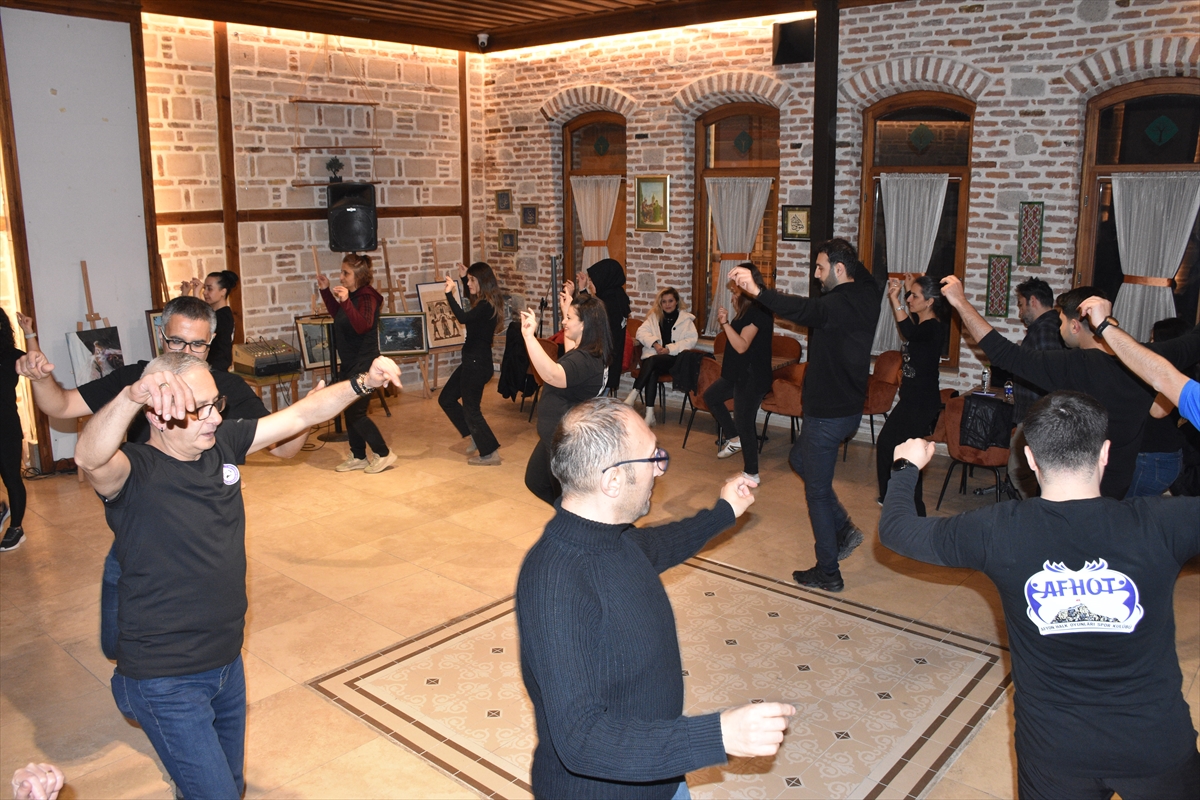 Günün yorgunluğunu halk oyunlarıyla atıyorlar