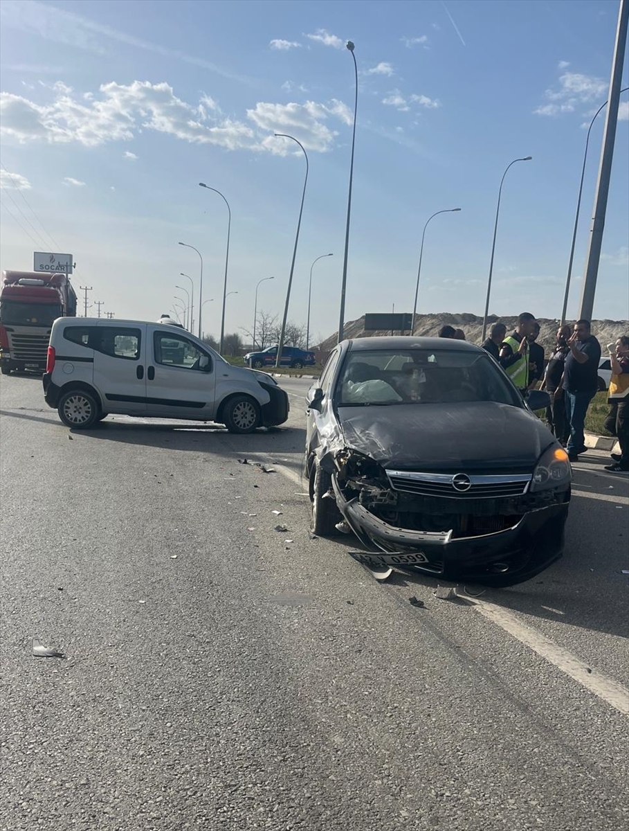 Afyonkarahisar'da hafif ticari araç ile otomobil çarpıştı, 5 kişi yaralandı