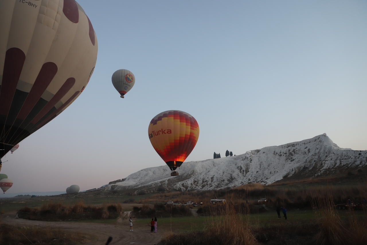 Pamukkale'de turizm sıcak hava balonlarıyla "havalanıyor"