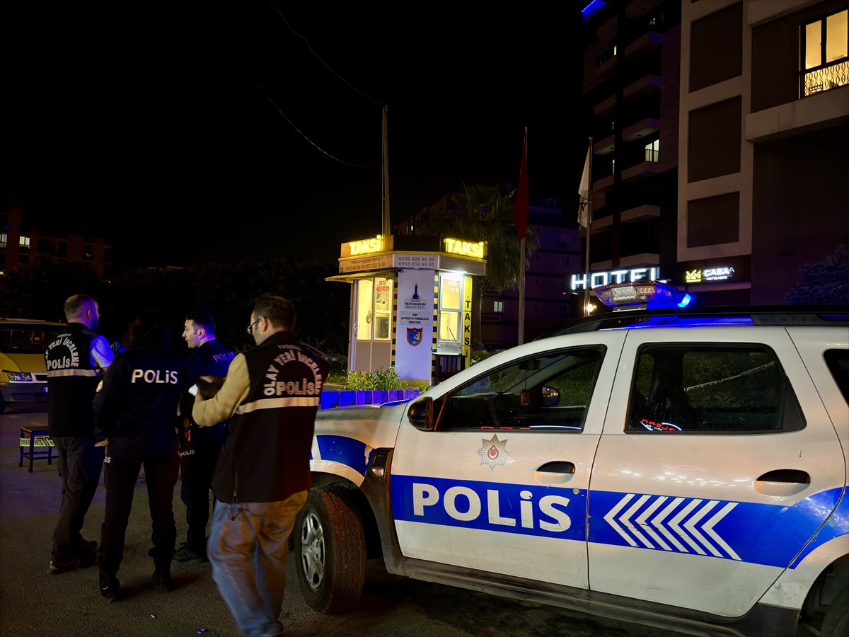 İzmir'de bıçaklı kavgada 1'i ağır 2 kişi yaralandı