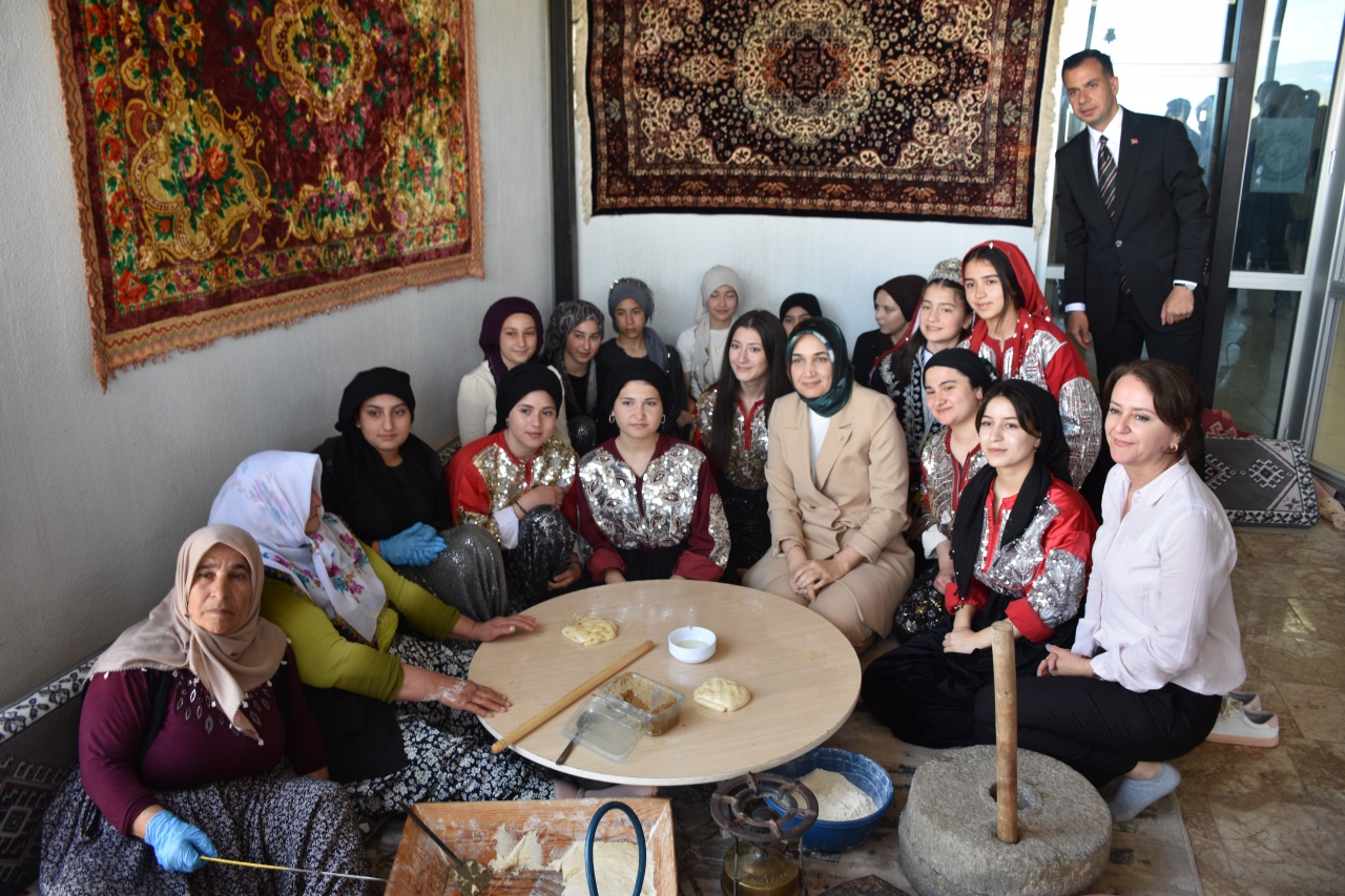 Afyonkarahisar Valisi Yiğitbaşı "Ninelerden Gençlere El Verme" etkinliğine katıldı