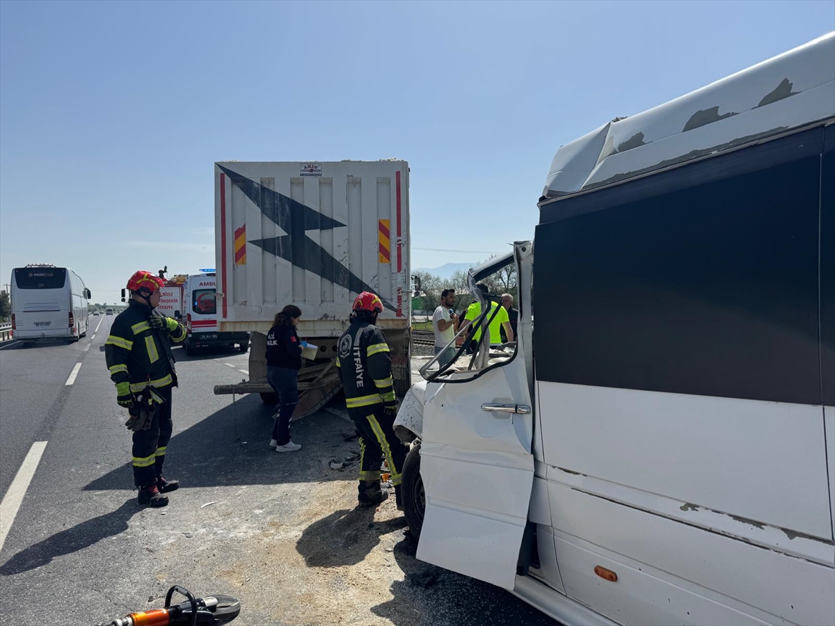 Denizli'de tıra çarpan minibüsün sürücüsü öldü