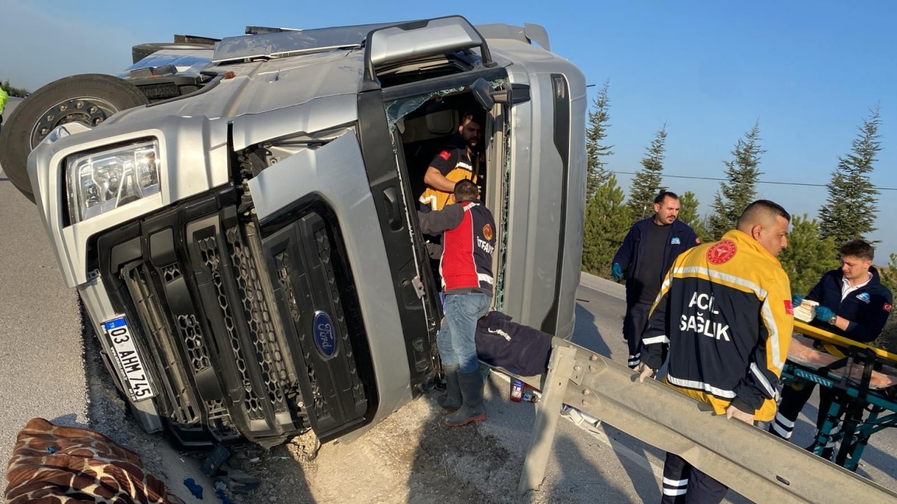 Afyonkarahisar'da refüje devrilen tırdaki 2 kişi yaralandı