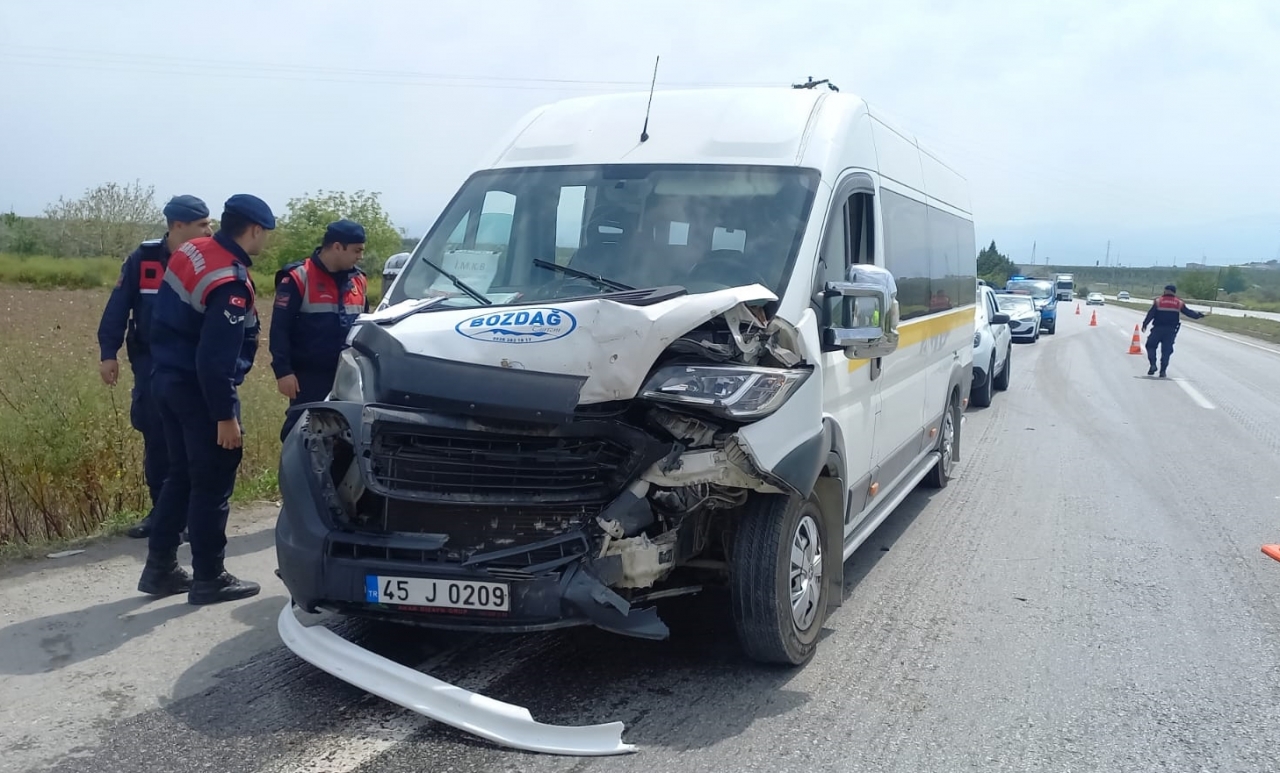 Manisa'da geziden dönen 2 öğrenci servisi çarpıştı, 9 öğrenci yaralandı