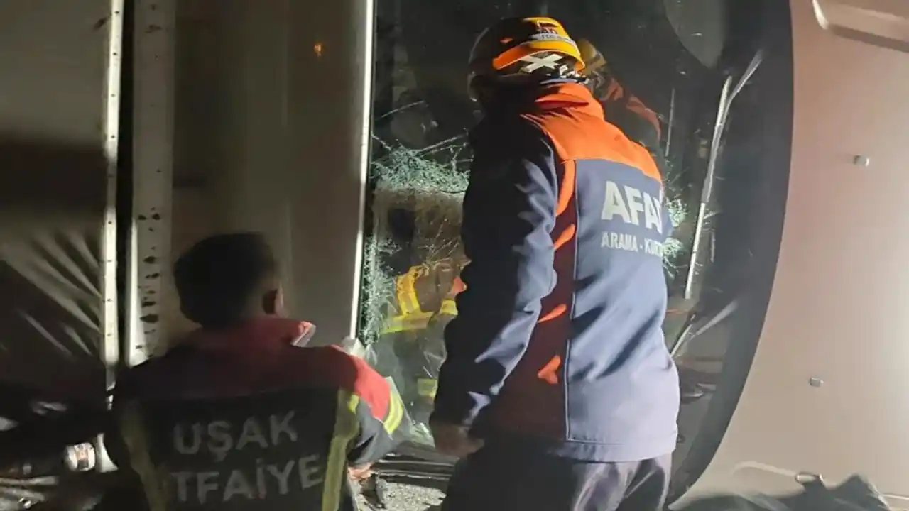 Uşak'ta Hayvan Yüklü Araç Devrildi: 2 Kişi Yaralandı