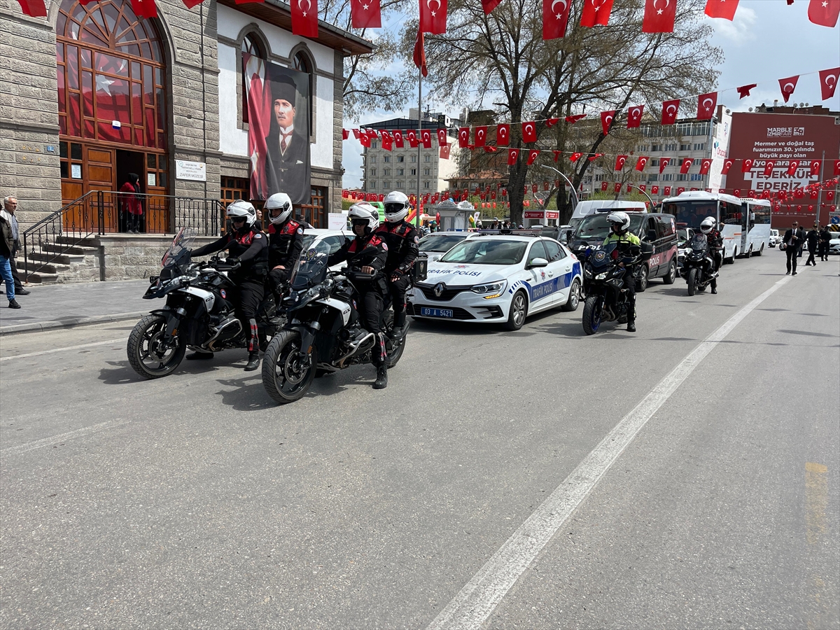 Afyonkarahisar'da polislerden özel bireylere 23 Nisan kutlaması