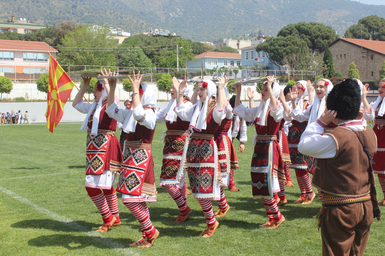 Kuzey Makedonya'dan gelen çocuklar Bayındır'da 23 Nisan Ulusal ve Egemenlik Çocuk Bayramı'na renk kattı