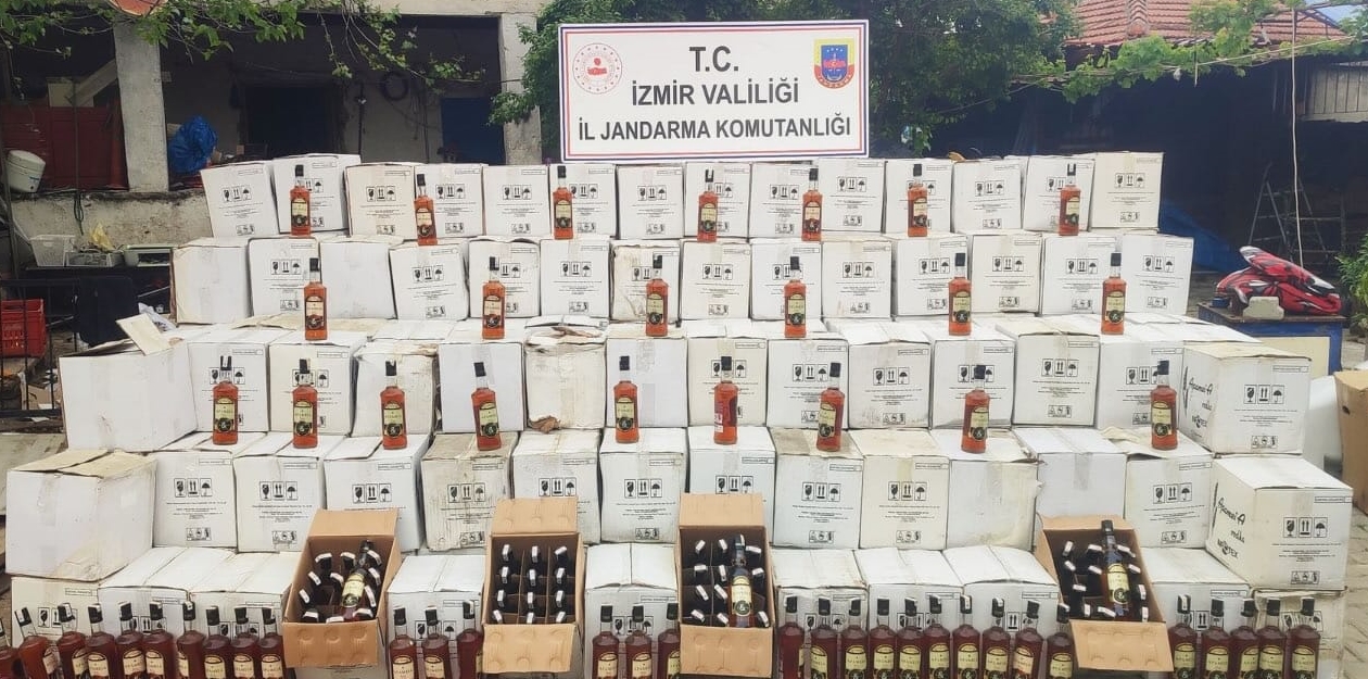 İzmir'de 3 bin 142 şişe kaçak içki ele geçirildi