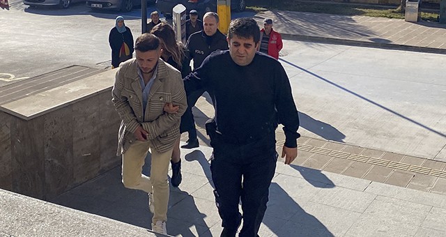 Uşak'taki trafik kazasında üniversite öğrencisi hayatını kaybetti, 4 kişi yaralandı