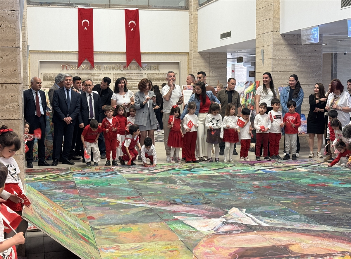 İzmir'de minikler, dev Atatürk portresini boyadı
