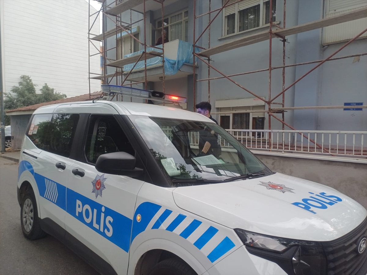 Salihli'de inşaat iskelesinden düşen işçi yaralandı