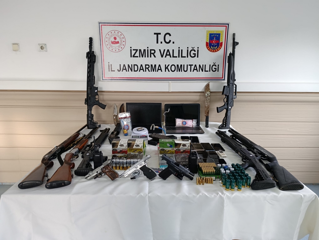 İzmir'de organize suç örgütüne yönelik operasyonda 6 şüpheli yakalandı
