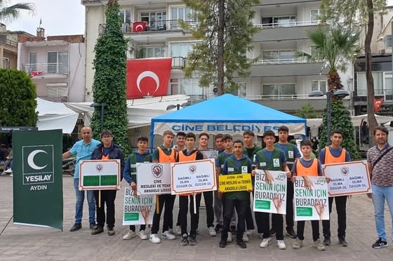 Çine'de öğrenciler Yeşilay broşürü dağıttı