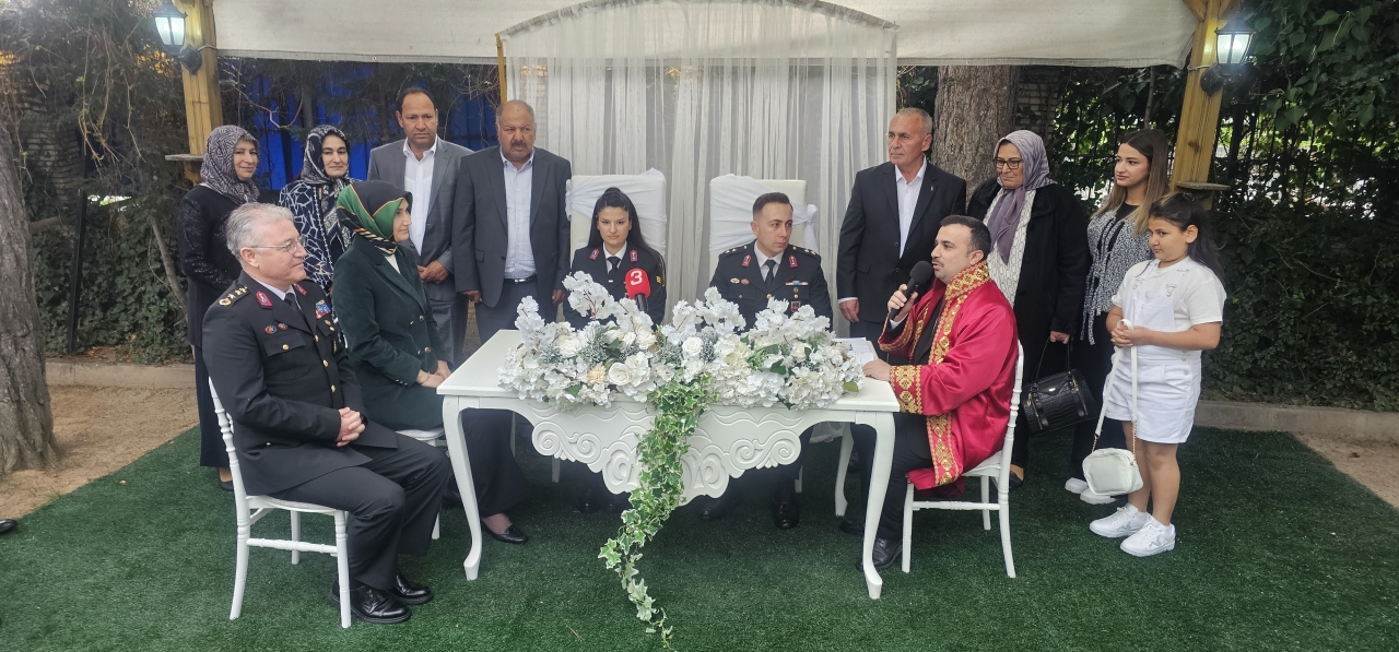 Afyonkarahisar Valisi Yiğitbaşı, jandarma personeli çiftin nikah şahidi oldu