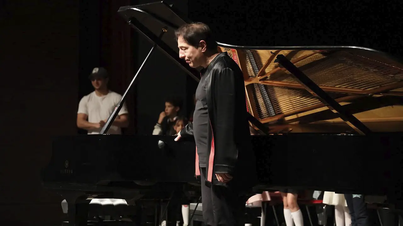 Fazıl Say, Uşak’ta Büyüledi: Salon Dolu, Alkışlar Dinmedi