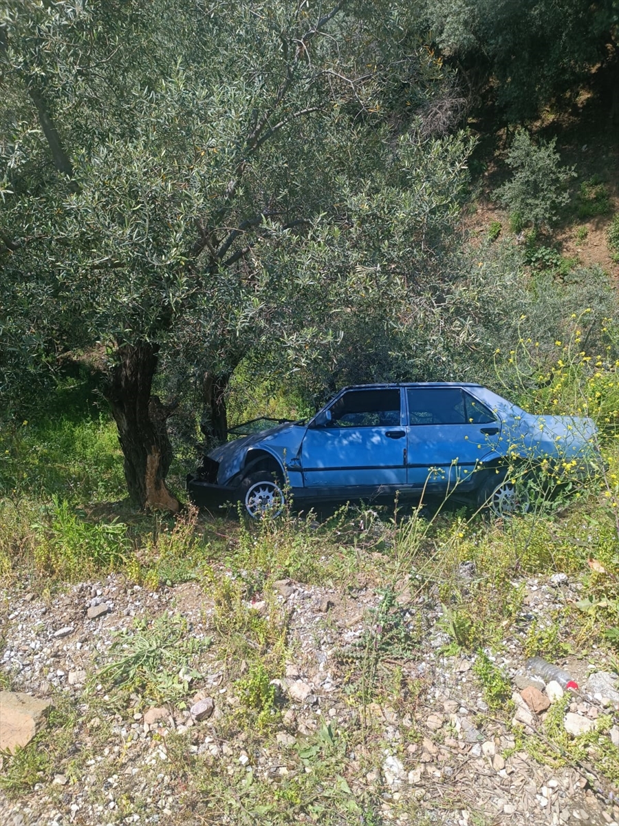 Ödemiş'te ağaca çarpan otomobildeki 3 kişi yaralandı